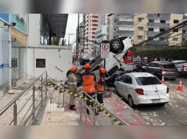 Veículo derrubou uma mureta que fica no estacionamento do imóvel e acabou pendurado nos fios da via pública