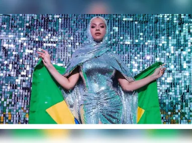 Cantora causou alvoroço nas redes sociais com passagem curta no Brasil