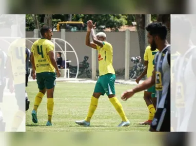 Henan, do Vitória, e Thiago, do Serra, dividem a bola em jogo-treino no Robertão