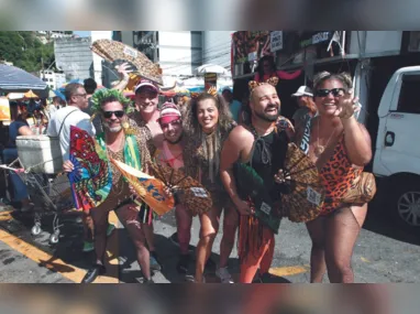 O último dia de programação do “Carnavalzinho de Vitória” teve muita festa, picolé, pipoca e algodão doce para a garotada que compareceu com a família, na tarde de ontem, no Parque Pianista Manolo Cabral, em  Barro Vermelho.
A médica Géssica Ruella e o psicólogo Pedro Henrique Duque aproveitaram o fim de tarde e levaram a filha Serena, de 5 meses, para curtir a folia com direito a muita marchinhas infantis e brincadeiras.
“Amamos o Carnaval e não poderíamos deixar de curtir a folia com a nossa filha Serena. Fomos em todos os bloquinhos do “Carnavalzinho de Vitória”. Os horários foram bem adequados, a estrutura boa e as atrações estavam  maravilhosas”, afirmou Géssica.