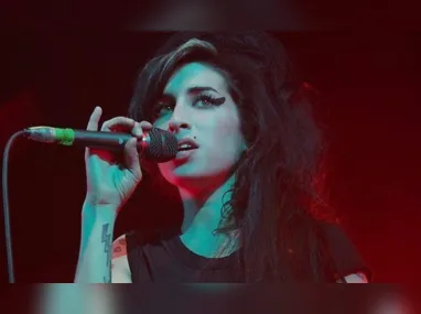Imagem ilustrativa da imagem Pai de Amy Winehouse processa amigas da cantora em R$ 4,5 milhões