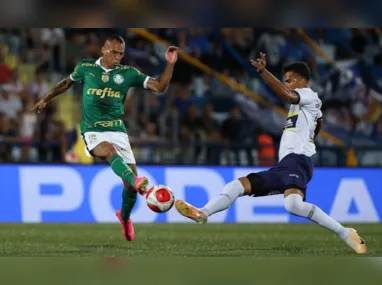 Neymar foi recebido com buquê de flores em retorno à Arábia Saudita