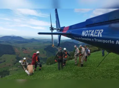 Carreta tombou e deixou duas pessoas feridas