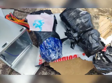 Caixas de papelão foram encontradas dentro do veículo abordado