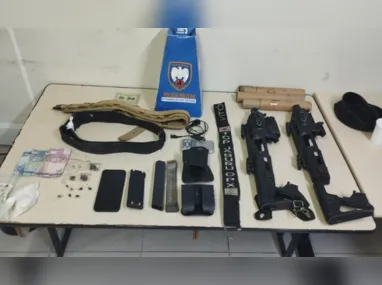 Imagem ilustrativa da imagem Polícia apreende kits para transformar pistolas em armas longas em morro de Vitória