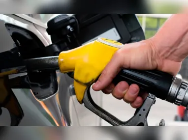 Imagem ilustrativa da imagem Preço da gasolina sobe R$ 0,19 por litro com alta do ICMS