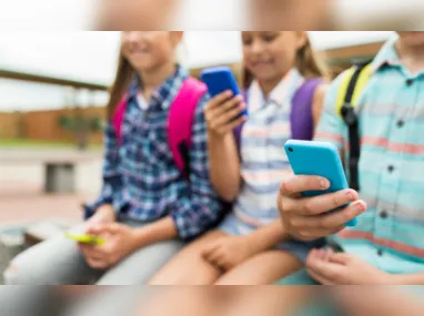 Imagem ilustrativa da imagem Rio de Janeiro proíbe uso de celular dentro de sala de aula de escolas municipais