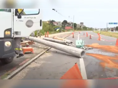 Imagem ilustrativa da imagem Rodovia Leste-Oeste parcialmente interditada após queda de poste