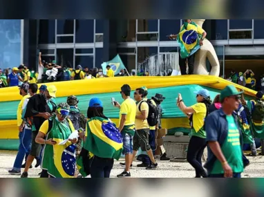 Ex-presidente Jair Bolsonaro é alvo da operação e vai ter que entregar passaporte