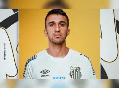 Imagem ilustrativa da imagem Santos contrata volante João Schmidt, ex-São Paulo e oitavo reforço para 2024