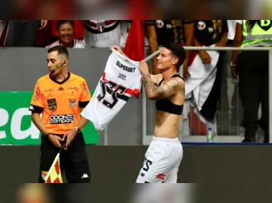Imagem ilustrativa da imagem São Paulo vence com gol de James, se recupera e evita eliminação do Corinthians