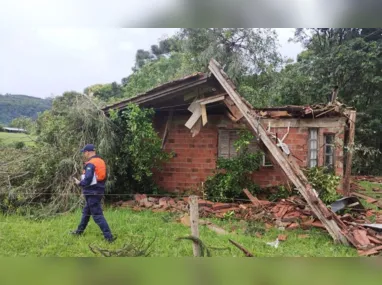 Imagem ilustrativa da imagem Tempestade deixa morto, alaga cidades e causa estragos no RS