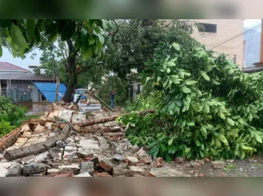 Carro foi parar dentro de cachoeira