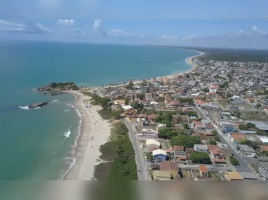 Caminhão tombou e tomates ficaram espalhadas pela pista