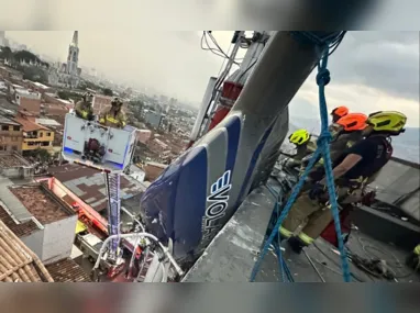 Imagem ilustrativa da imagem VÍDEO | Helicóptero com turistas cai após decolar e fica preso a antena na Colômbia
