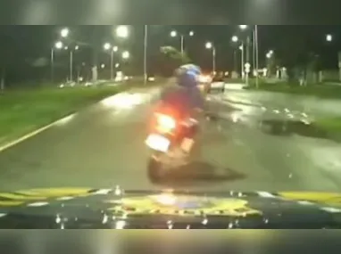 Imagem ilustrativa da imagem VÍDEO | Suspeito em moto furtada sofre acidente ao tentar fugir da PRF na BR-101