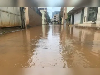 Chuva alagou ruas e fez rio transbordar em Fundão
