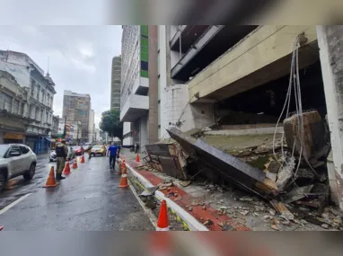 Imagem ilustrativa da imagem Vídeo mostra desabamento de marquise de prédio no Centro de Vitória. Assista
