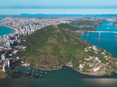 Passeio de canoa havaiana, com o nascer do sol de um ângulo privilegiado