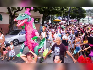 Foliões que vão se divertir neste domingo no bloco Tô Bebo de Alegria pelas ruas de Jardim da Penha e orla de Camburi