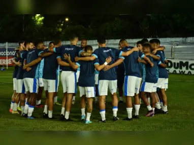 O lateral-direito Foguete está se destacando com a camisa Alvianil