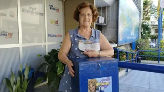 Imagem ilustrativa da imagem A Tribuna te dá um iPhone: aposentada de 80 anos na torcida para ganhar o celular