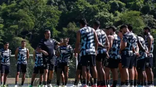 Imagem ilustrativa da imagem Botafogo recebe no Engenhão o Atlético-GO em busca da reabilitação no Brasileirão