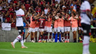 Imagem ilustrativa da imagem Flamengo vence São Paulo no Maracanã e assume liderança do Brasileiro