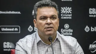 Imagem ilustrativa da imagem Presidente do Atlético-GO detona arbitragem após polêmicas contra Fla: "Uma máfia"