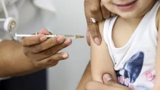 Imagem ilustrativa da imagem Tira-dúvidas sobre vacina da gripe em crianças e idosos