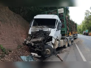 Imagem ilustrativa da imagem Acidente com dois caminhões e uma carreta interdita BR-101 no ES