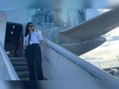 Imagem ilustrativa da imagem Aos 31 anos, ela pilota avião e inspira outras mulheres