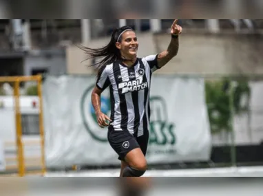 Comissão técnica do Vitória, incluindo o treinador Rafael Jaques, conversa durante treino do time no Salvador Costa