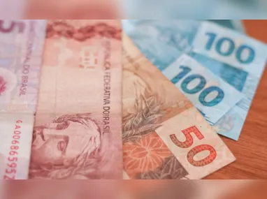 Dinheiro na mão: previsão de salário mínimo de R$ 1.502