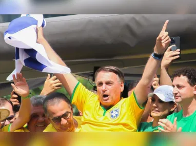 Bolsonaro discursa em um trio elétrico em Copacabana