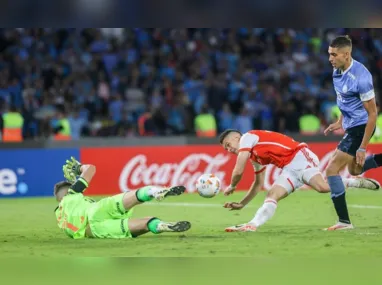 Du Queiroz tenta jogada durante derrota do Grêmio