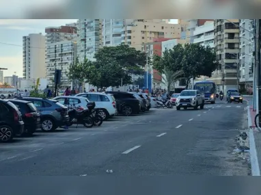 Vídeo mostra momento em que Eurípedes Fernandes de Melo (destaque) cai em cratera aberta na calçada