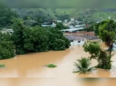 Pessoas em cima do telhado de imóvel em Mimoso do Sul