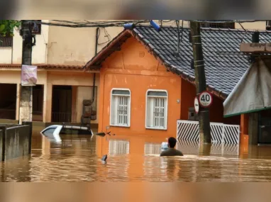 Casas destruídas em Apiacá: duas pessoas estão desaparecidas