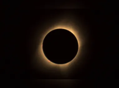 Um eclipse total ocorre quando a Lua passa entre a Terra e o Sol, bloqueando completamente a luz solar e projetando uma sombra sobre o planeta