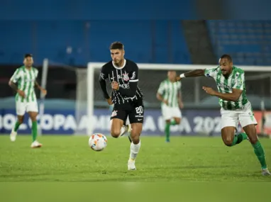 Borré chuta para defesa do goleiro do Belgrano