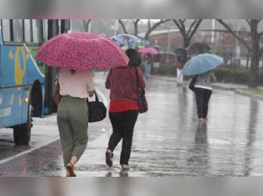A sombrinha foi usada para se proteger e amenizar o calorão nas ruas