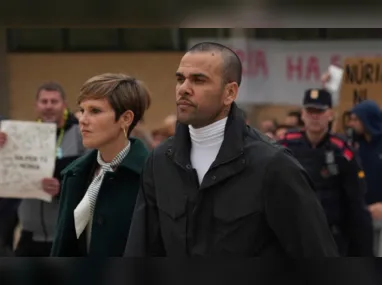 Daniel Alves deixou o centro penitenciário sob protesto, na Espanha