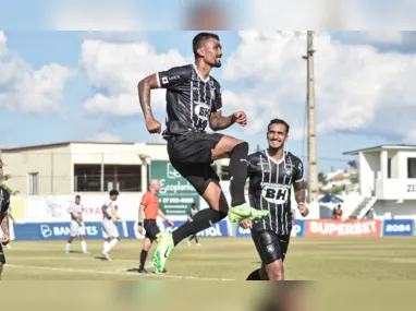 Jogadores do Vitória comemoram gol contra o Real Noroeste
