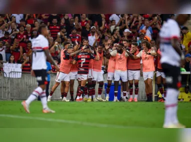 Imagem ilustrativa da imagem Flamengo vence São Paulo no Maracanã e assume liderança do Brasileiro