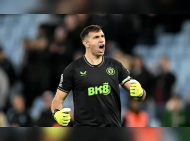 Imagem ilustrativa da imagem Goleiro argentino Dibu Martínez não é expulso após levar o segundo cartão amarelo