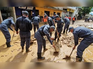 Lama tomou conta das ruas de Mimoso do Sul após enchente