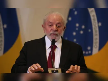 Eduardo Paes, com adesivo do petista na última eleição, e João Campos tem boa relação com o presidente Lula