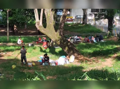 Imagem ilustrativa da imagem Grupo de venezuelanos se abriga em praça de Vitória e recusa ajuda da prefeitura