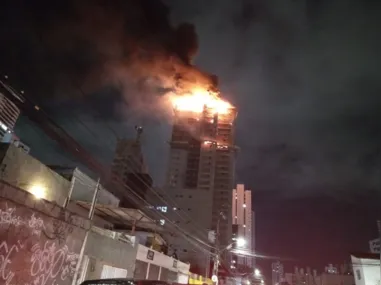 Imagem ilustrativa da imagem Incêndio de grandes proporções atinge prédio em construção no Recife